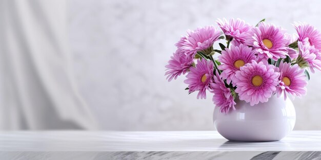 Buquê de flores roxas de margaridas Garbera em vaso de mármore branco na mesa branca