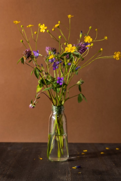 Buquê de flores silvestres em fundo marrom, coleção de plantas medicinais, composição de natureza morta
