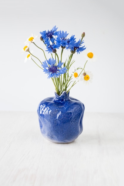 Buquê de flores silvestres em um vaso azul