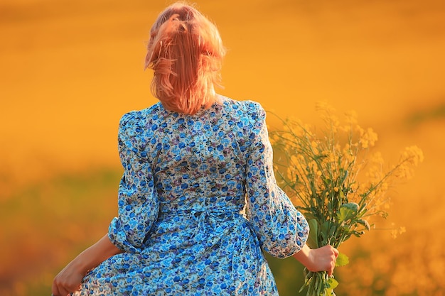 Buquê de flores silvestres menina verão feminino, mulher natureza fora de vestido, felicidade amarela ensolarada