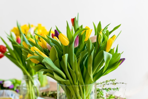 Buquê de flores tulipas multicoloridas em um vaso de vidro