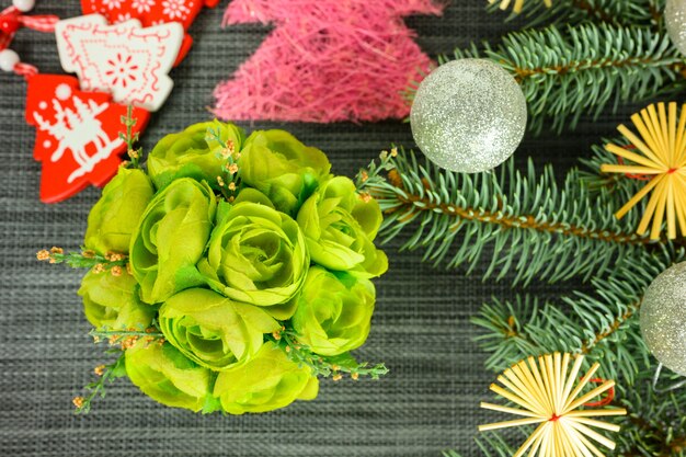 Buquê de flores verde em um fundo de Natal. Conceito de Natal e ano novo.