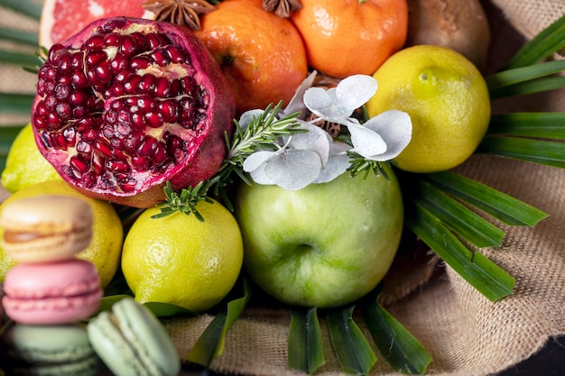 Buquê de frutas, de maçã, laranja, limão, romã, toranja e ramo de palmeira