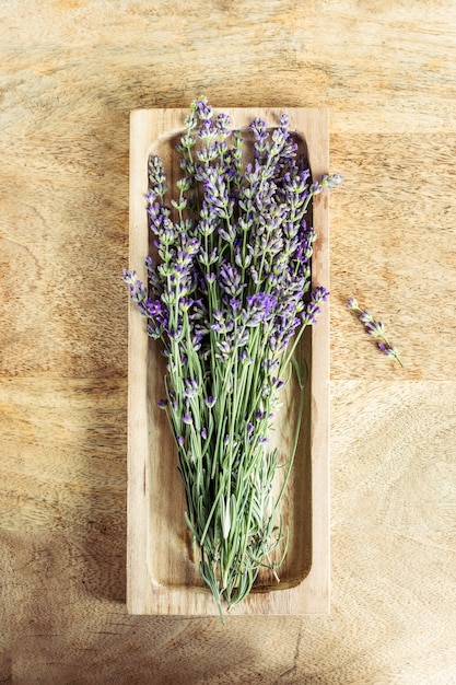 Buquê de lavanda fresca no espaço de cópia de fundo de madeira