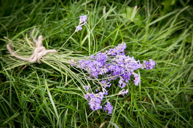 Foto buquê de lavanda na velha mesa rústica