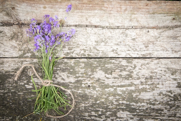 Buquê de lavanda na velha mesa rústica