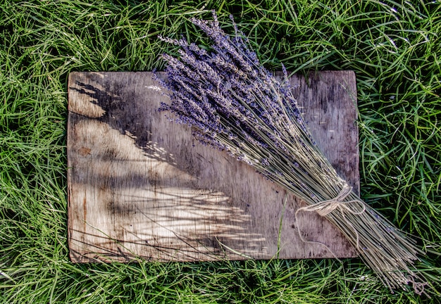 Buquê de lavanda perfumada na mesa de madeira. mesa de madeira na grama verde.