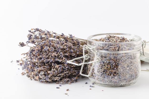 Buquê de lavanda secas no fundo branco, copie o espaço