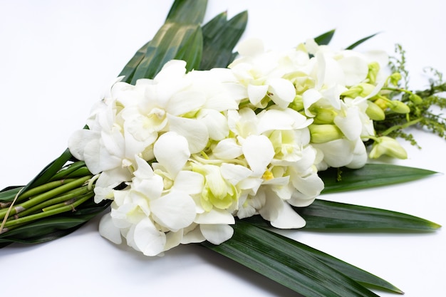 Buquê de lindas flores de orquídea branca isoladas no fundo branco | Foto  Premium