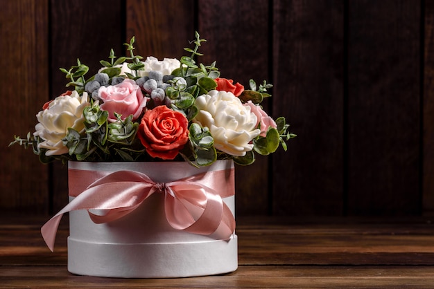 Buquê de lindas flores rosas brilhantes em uma caixa de papelão cilíndrica para presente
