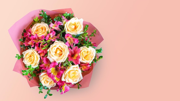 Buquê de lindas rosas e alstroemeria em fundo rosa com espaço de cópia Conceito de loja floral