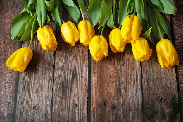 Buquê de lindas tulipas em fundo de madeira