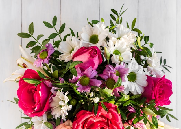 Foto buquê de luxo de flores mix na caixa de chapéu.