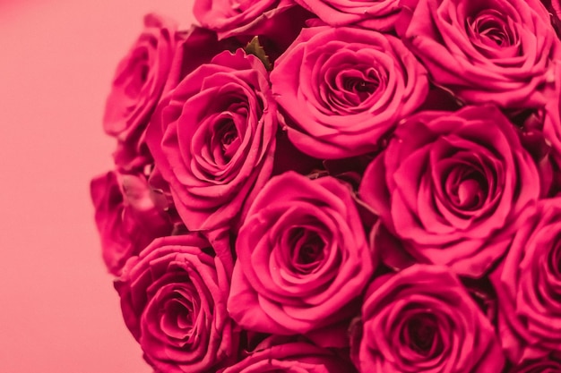 Buquê de luxo romântico de flores rosas em flor como fundo floral de férias