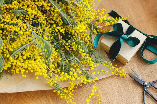 Buquê de mimosa elegante e caixa de presente Feliz dia das mulheres e feliz dia das mães