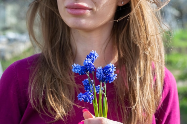 Buquê de muscari nas mãos da mulher