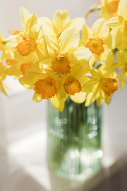 Buquê de narcisos em vaso de vidro