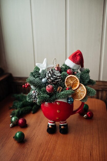 Foto buquê de natal de inverno em uma tigela engraçada na mesa perto da janela