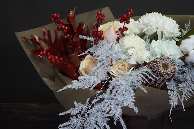 Buquê de natal e composição em um vaso de vidro em um foco escuro e seletivo