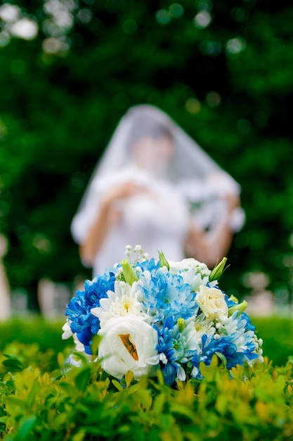 Foto buquê de noiva. branco e azul.