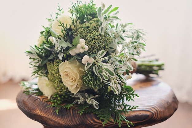 Buque de noiva. Casamento. buquê de flores brancas e verdes fica em uma cadeira