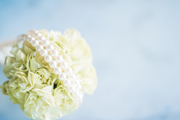 Buquê de noiva com férias de casamento de pérolas e conceito de estilo de jardim floral