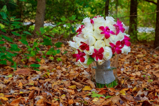 Buquê de noiva com orquídeas brancas, rosas, margaridas e frutas vermelhas