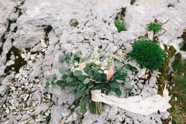 Buquê de noiva de ramos de rosas brancas e creme de eucalipto protea eryngium delphinium e