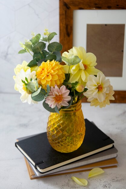 Buquê de outono com flores frescas de dália em cadernos