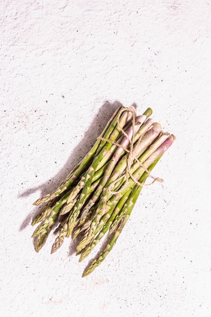 Buquê de peônias brancas frescas. Flores delicadas de verão, conceito de presente romântico. Arranjo floral, luz forte da moda, sombras escuras. Fundo branco de pranchas velhas