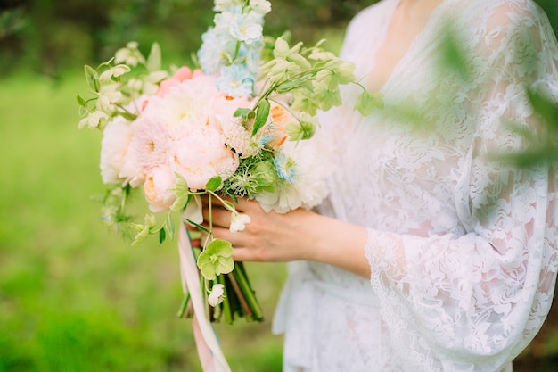 Buquê de peônias nas mãos da noiva casamento