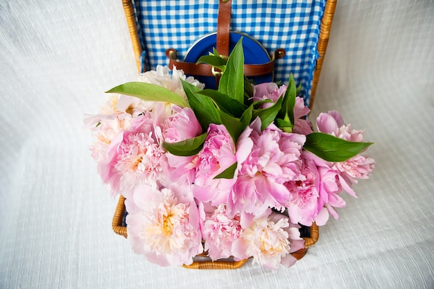 Buquê de peônias rosa em uma mala marrom autêntica vintage