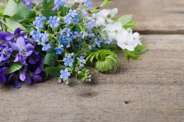 Buquê de primavera com violetas