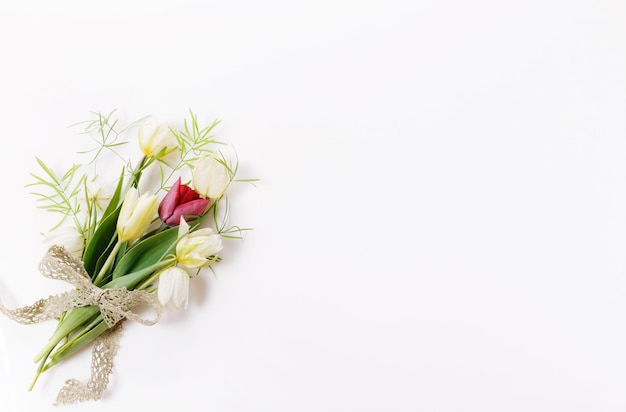 Buquê de primavera de flores pequenas tulipa arranjo floral em fundo branco Conceito de dia das mães de páscoa de verão de primavera Espaço de cópia de vista superior plana