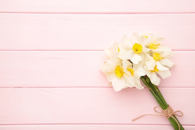 Buquê de primavera de narciso em madeira rosa