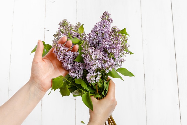 Buquê de primavera lilás nas mãos da mulher