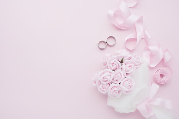 Foto buquê de rosas, alianças e fita rosa