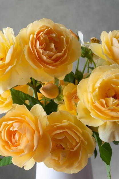 Foto buquê de rosas amarelas em vaso branco