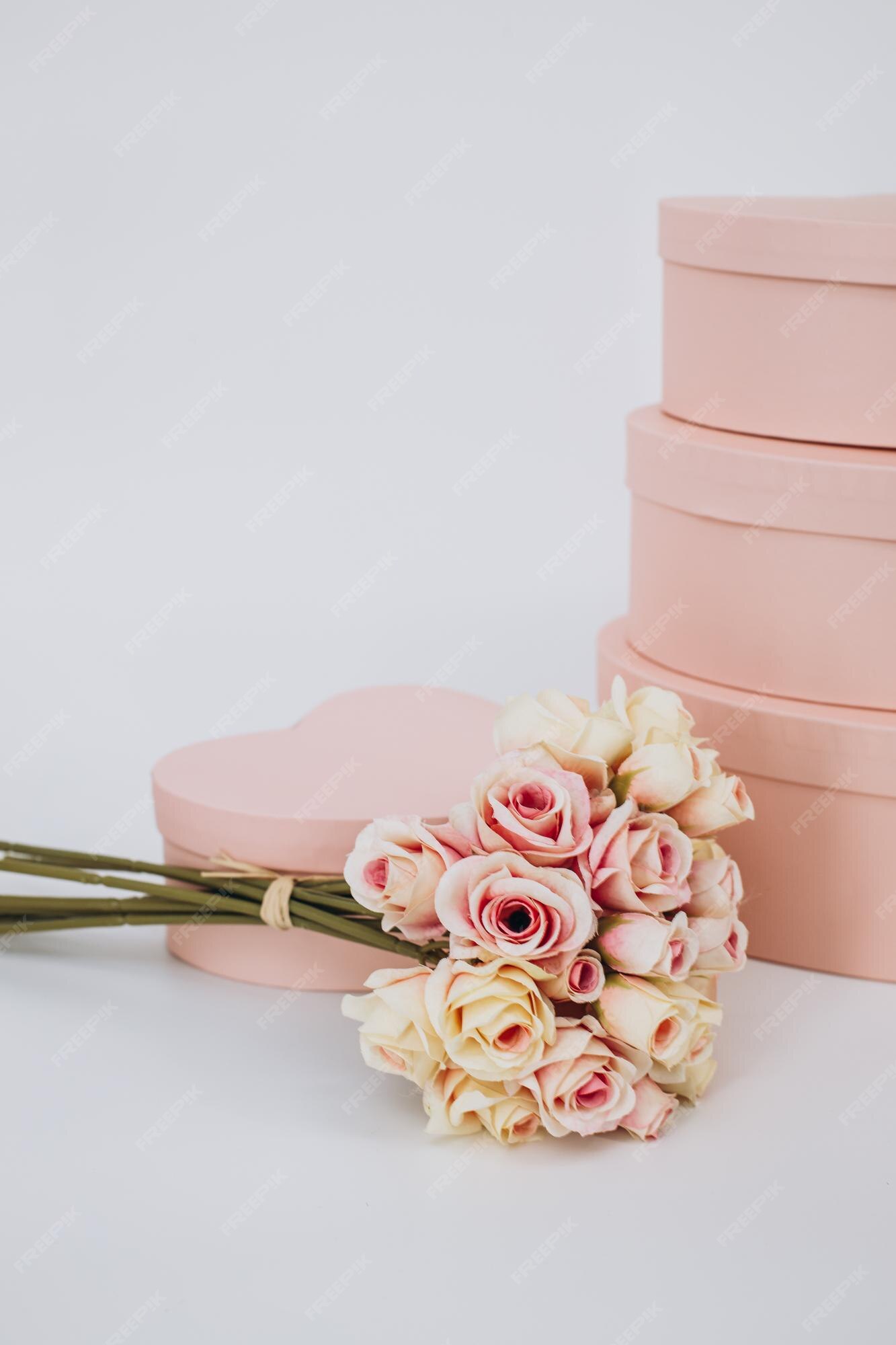 Buquê de rosas artificiais nas caixas de presente rosa | Foto Premium