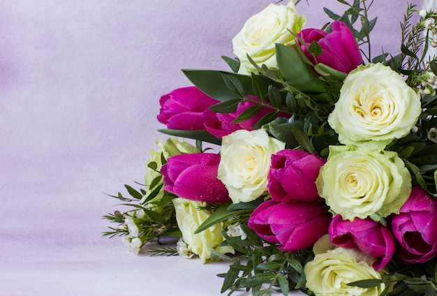 buquê de rosas brancas e tulipas cor de rosa