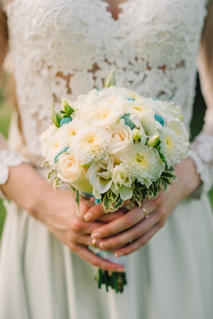 Buquê de rosas brancas em mãos noiva