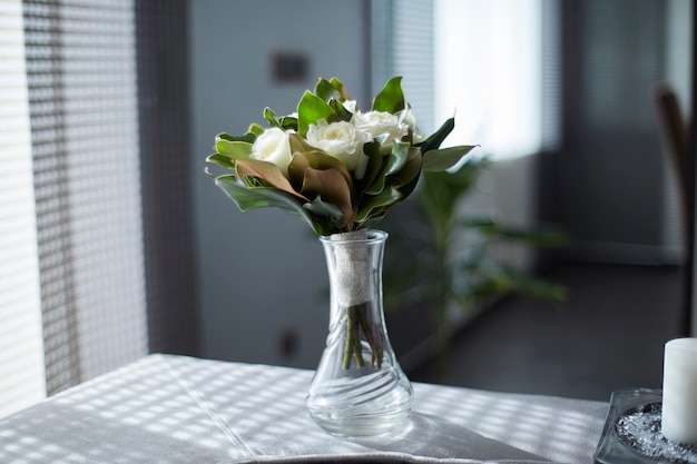 Buquê de rosas brancas em um vaso de cristal