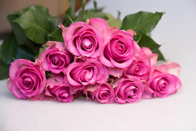 Buquê de rosas cor de rosa em fundo branco flor fundo dia das mães casamento e conceito de aniversário