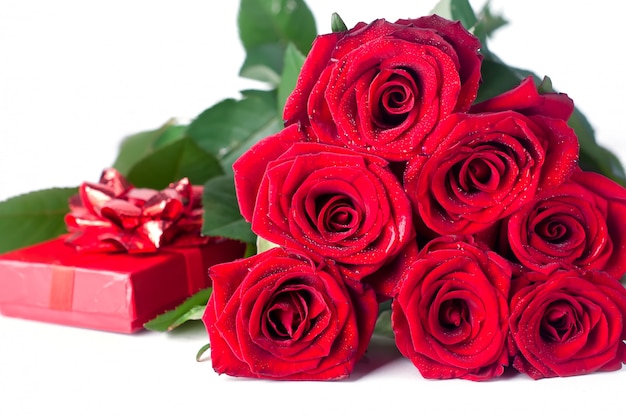 Buquê de rosas e caixa de presente