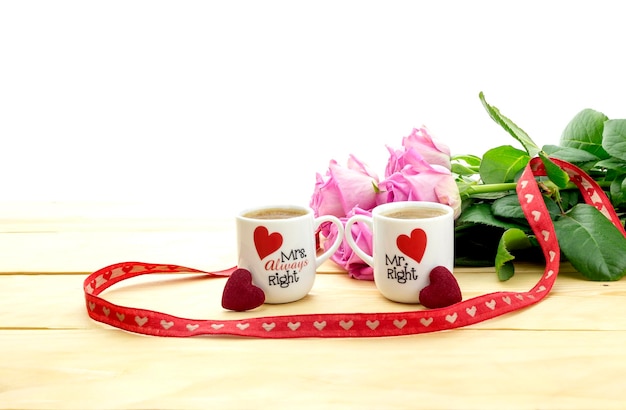 Buquê de rosas e duas xícaras de café