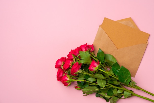 Buquê de rosas e envelope vista superior plano