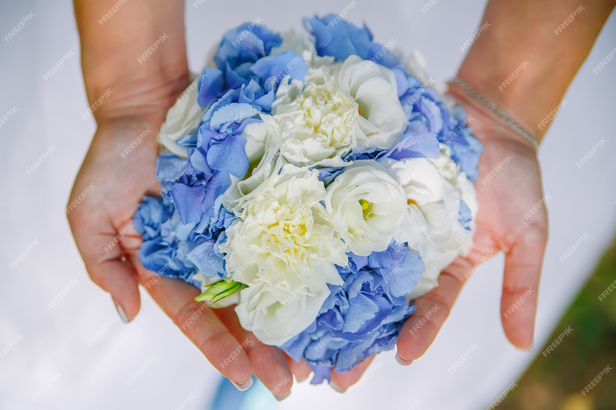 Buquê de rosas e flores de hortênsia nas mãos da noiva | Foto Premium