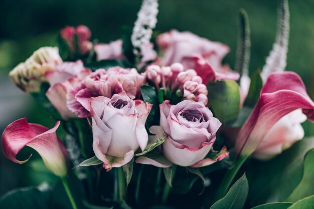 Buquê de rosas e lírios cala