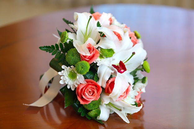 Buquê de rosas e lírios para a noiva em uma festa de casamento