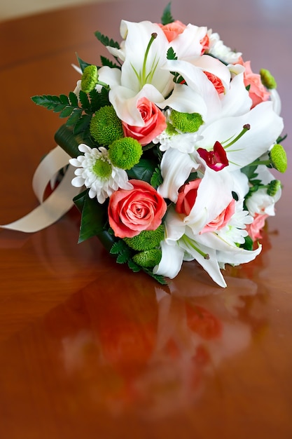 Buquê de rosas e lírios para noiva em uma festa de casamento.